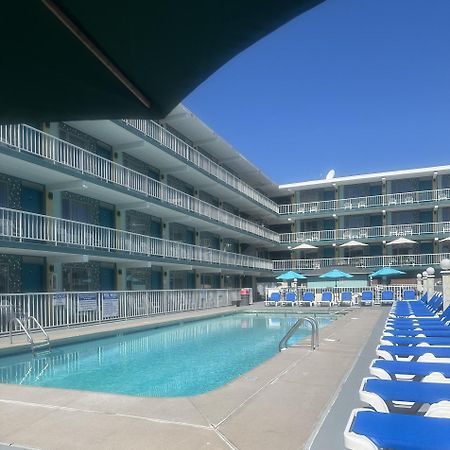 Royal Canadian Motel Wildwood Exterior photo