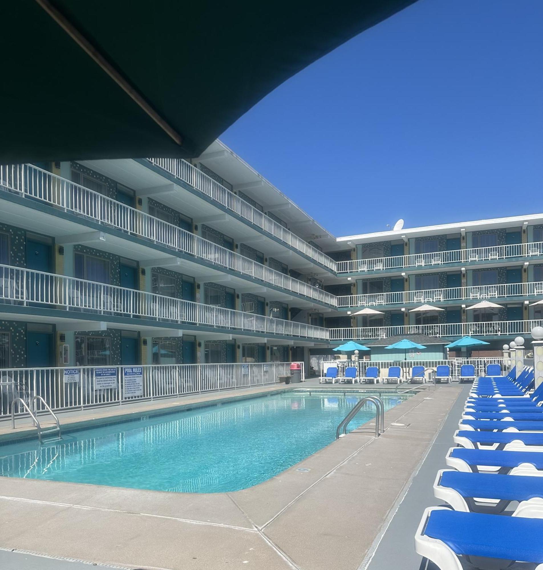 Royal Canadian Motel Wildwood Exterior photo