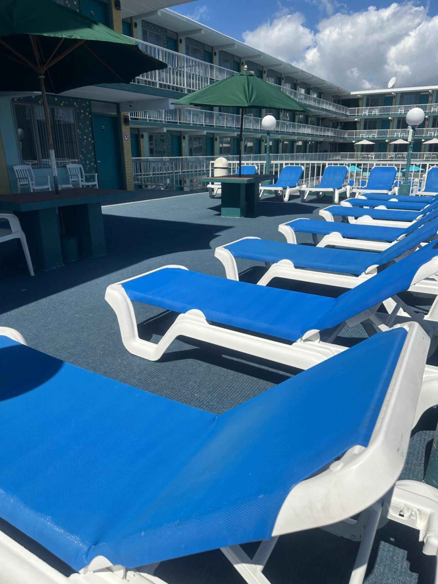 Royal Canadian Motel Wildwood Exterior photo