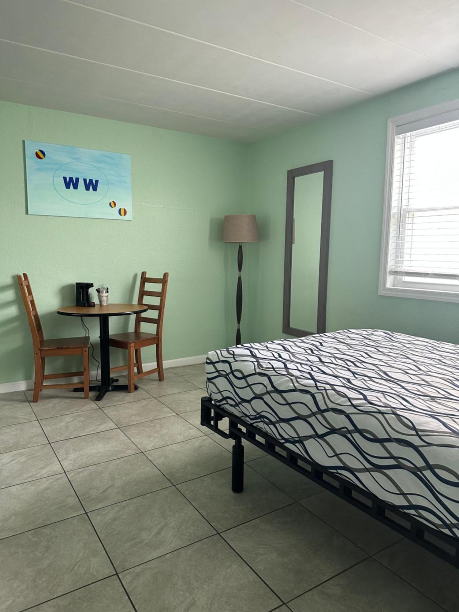 Royal Canadian Motel Wildwood Exterior photo